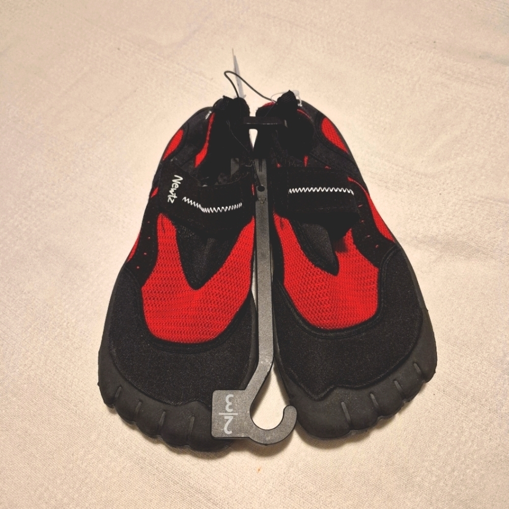 Newtz youth water shoes size 2/3, black & red hook n loop closure NWT
